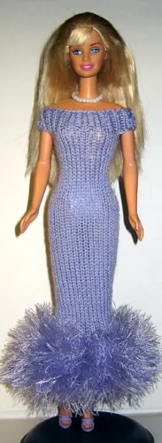 Barbie i lila stickad klänning med pälskant.