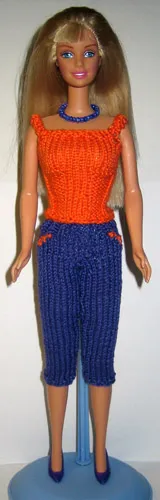 Barbie i orange stickad topp och lila byxor