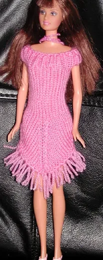 Barbie i rosa stickad klänning med fransar