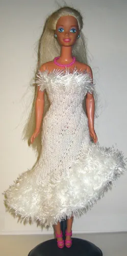 Barbie i vit stickad klänning med fluffig sned kant
