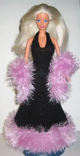 Barbie i svart stickad långklänning med rosa luddkant