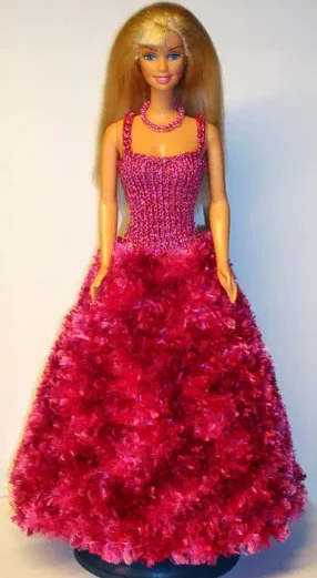 Barbie i cerise klänning med fluffig kjol av luddgarn.