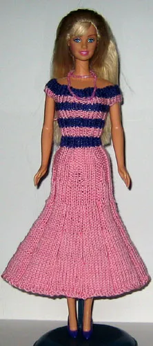 Barbie i rosa stickad klänning med randig överdel i lila och rosa.