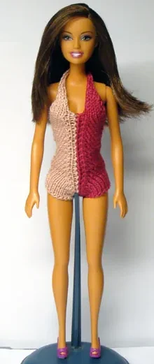 Barbie i stickad tvåfärgad baddräkt i rosa och vinrött.