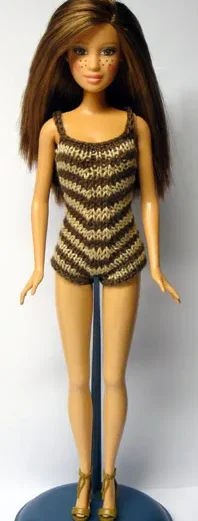 Barbie i randig baddräkt med bruna och beige ränder.