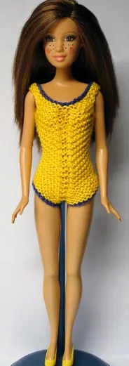 Barbie i gul stickad baddräkt med lila kant.