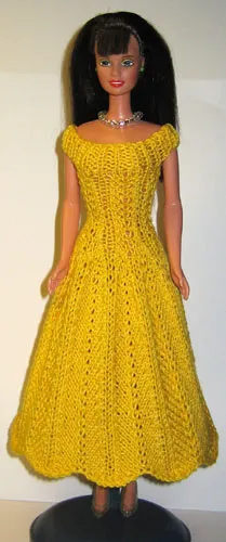 Barbie i gul stickad klänning med spetsmönster och off-shoulder design.
