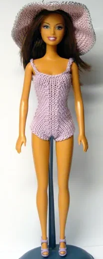 Barbie i ljuslila stickad baddräkt med matchande hatt.