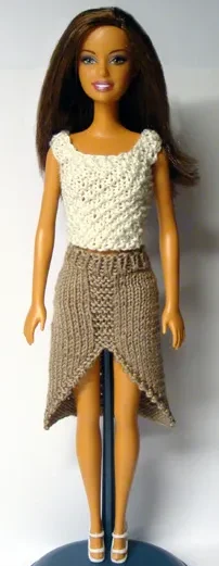 Barbie i beige stickad kjol med vit topp