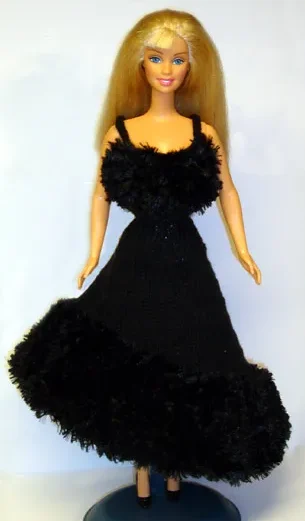 Barbie i svart klänning med luddkant.