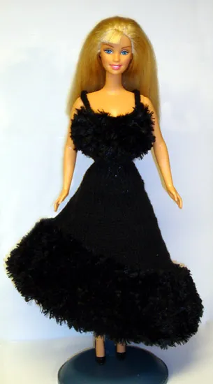 Barbie i svart klänning med luddkant.