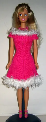 Barbie i cerise rosa stickad klänning med vit luddig kant.