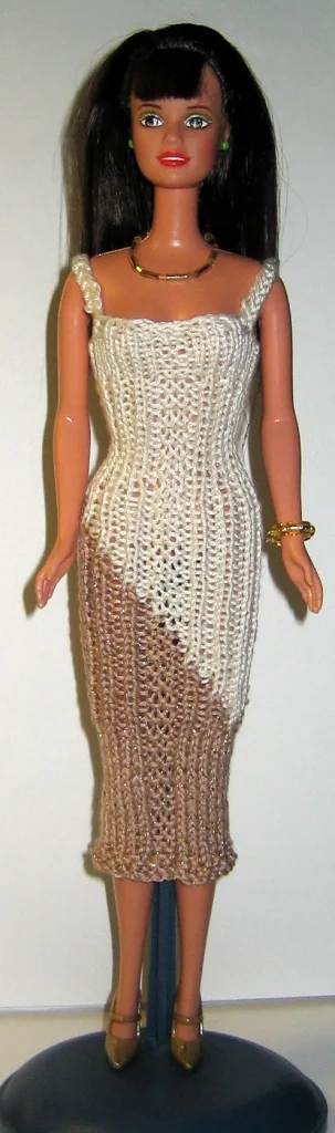 Barbie i beige och brun stickad tubklänning med hålmönster.