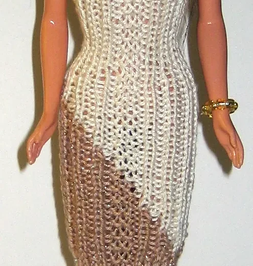 Barbie i beige och brun stickad tubklänning med hålmönster.