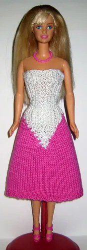 Barbie i stickad vit och cerise klänning med hjärtmönster.