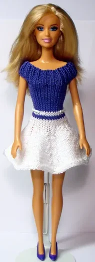 Barbie i stickad lila och vit klänning med kort kjol.
