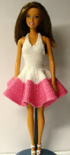 Barbie i stickad vit och cerise klänning med volangkjol.