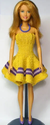 Barbie i gul stickad klänning med lila ränder.
