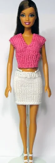 Barbie i cerise rosa topp och vit minikjol.