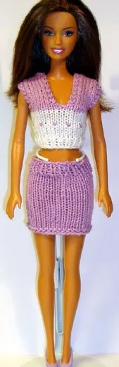 Barbie i lila och vit stickad topp med matchande lila kjol.