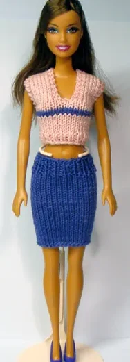 Barbie i rosa stickad topp med lila ränder och blå kjol.