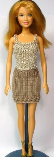 Barbie i ljusbeige topp och beige kjol med glittriga detaljer.