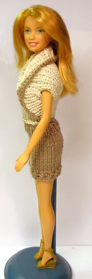 Barbie i beige och vit stickad bolero med matchande kjol.
