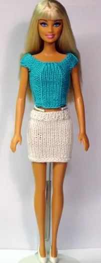 Barbie i turkos stickad topp och vit kjol.