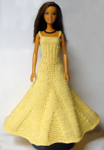 Barbie i gul stickad klänning med resårmönster