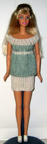 Barbie i grön och beige stickad topp och kjol med off-shoulder design.