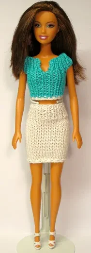 Barbie i turkos stickad topp och vit kjol.