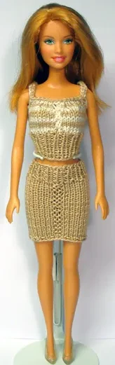 Barbie i stickad beige topp och kjol med vita detaljer.