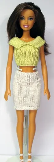 Barbie i ljusgrön stickad topp och vit kjol.