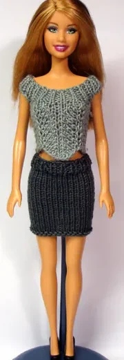 Barbie i ljusgrå stickad topp med hålmönster och mörkgrå kjol.