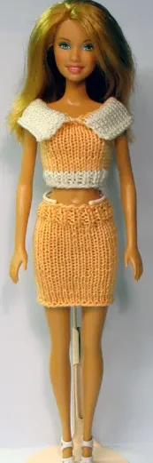 Barbie i orange stickad topp med vit krage och matchande orange kjol.
