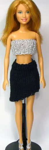 Barbie i svart minikjol och silvrig bandeau-topp.
