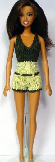 Barbie i stickad grön byxdress med mörkgrön topp och ljusgröna shorts.