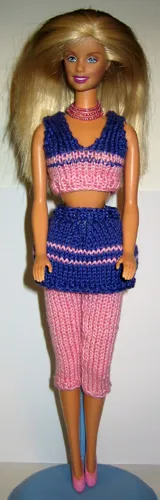 Barbie i rosa tights med blå topp och kjol med rosa detaljer.