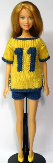 Barbie i gul fotbollströja med blått nummer 11 och blå shorts.