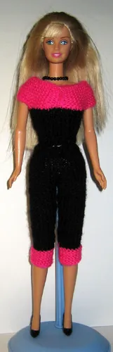 Barbie i cerise rosa topp och svarta tights med färgblock-design.