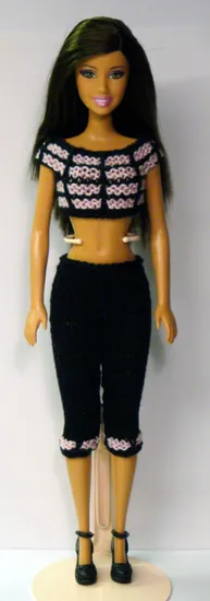 Barbie i svart stickad topp och tights med rosa mönster.
