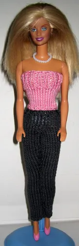 Barbie i rosa stickad tubtopp och svarta byxor.
