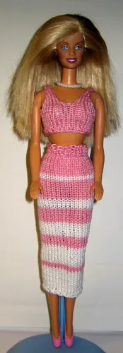 Barbie i rosa och vit randig kjol med matchande linne.