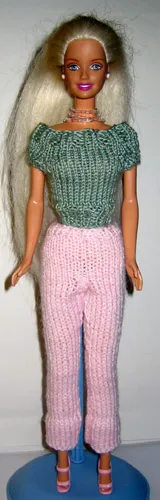 Barbie i ljusgrön stickad topp och rosa byxor.
