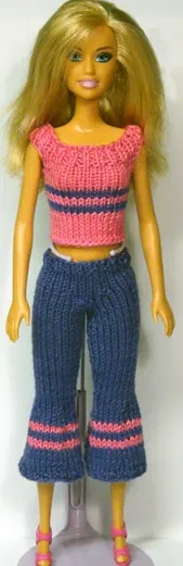 Barbie i randig cerise och lila topp med matchande byxor.