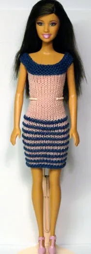 Barbie i stickad rosa och blå randig klänning.