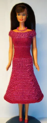 Barbie i cerise stickad klänning med glitter och A-linje.