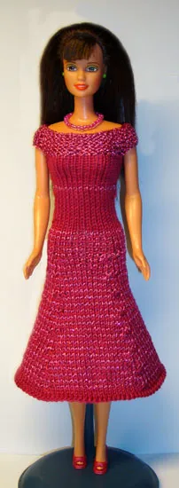 Barbie i cerise stickad klänning med glitter och A-linje.