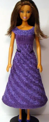 Barbie i lila stickad klänning med glitterlila ränder.