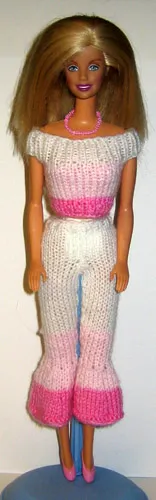 Barbie i stickad cerise och rosa byxdress med vit mittdel.